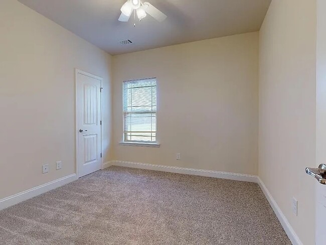 Building Photo - 323 Huntwood Dr