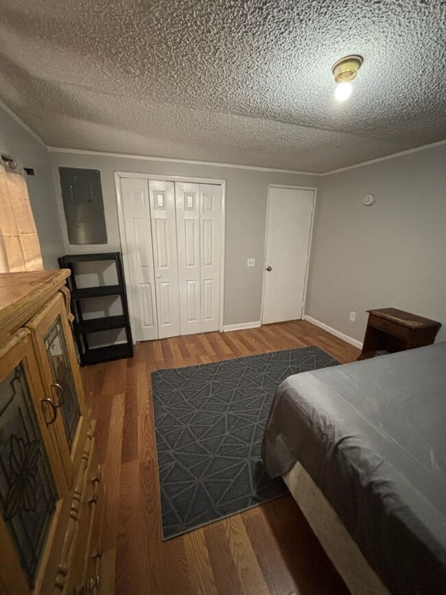 Building Photo - Cozy North Side Rooming House