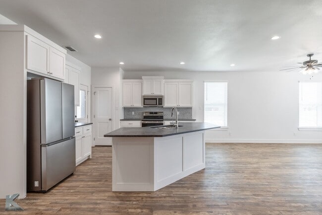 Building Photo - NEWER CONSTRUCTION! 3 bedroom, 2 bath, 2 car garage