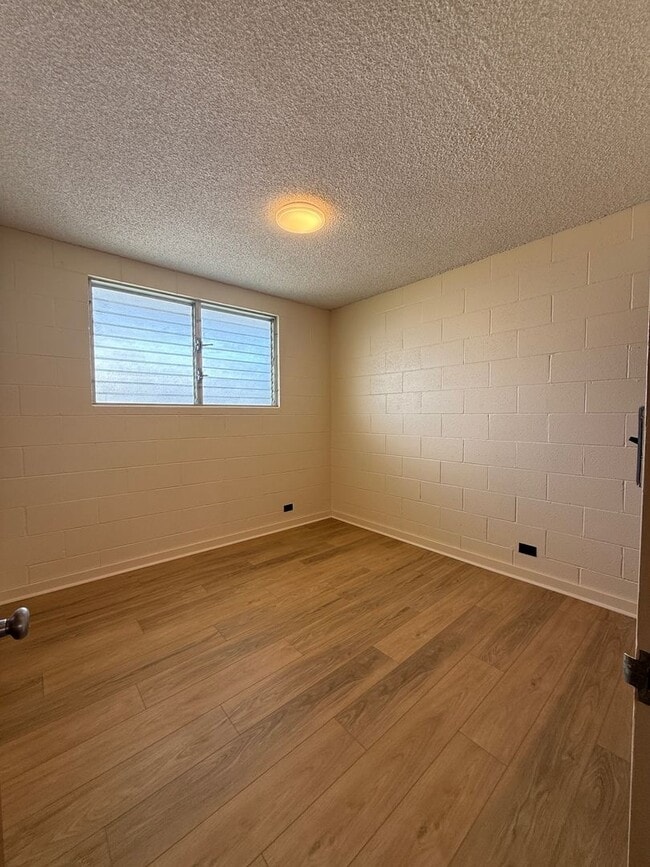 Building Photo - Refreshed - 2 bedroom, 1 bath unit in grea...