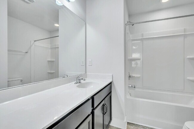 Building Photo - Stylish 3BR/2.5BA END-UNIT Townhome with Garage in Camelot Townes! $1,650/mo rent