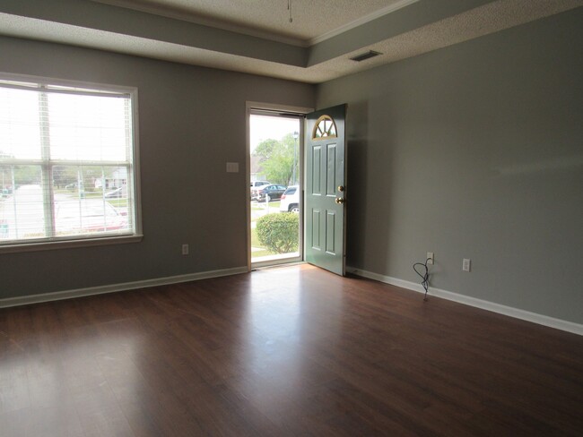 Building Photo - 2 Bedroom in Chadwyck Place