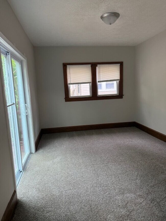Building Photo - Large 3 Bedroom home with 2 car garage
