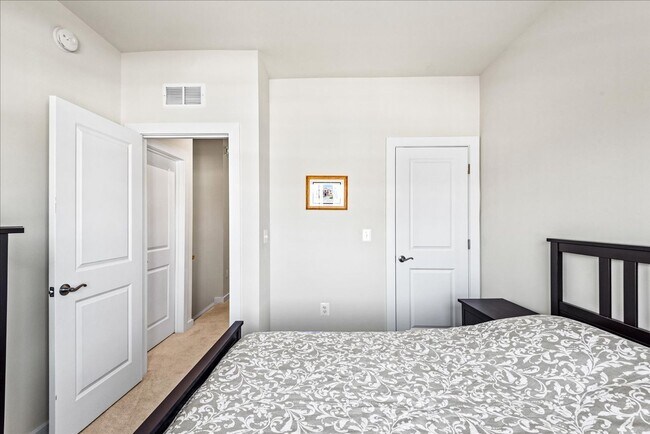 Building Photo - Like New! CLOSE TO I-95 & QUANTICO!