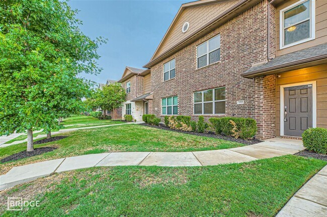 Building Photo - 1313 Lakecrest Ln