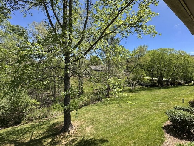 Building Photo - 14 Willow Tree Run