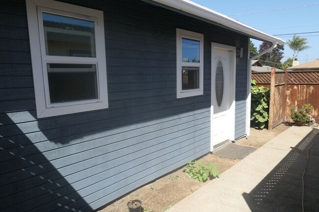 Building Photo - Studio Apartment Available. Watsonville, C...