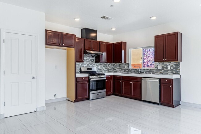 Building Photo - 4 bedroom home for RENT in Manteca with RV...