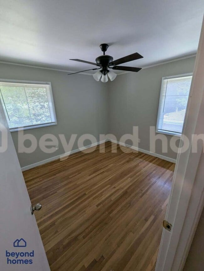 Building Photo - Spacious 3-bedroom, 1.5-bath home availabl...