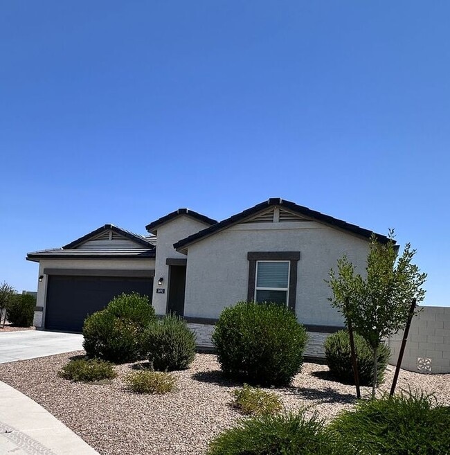Building Photo - Large Backyard with this 4-bedroom, 2-bath...