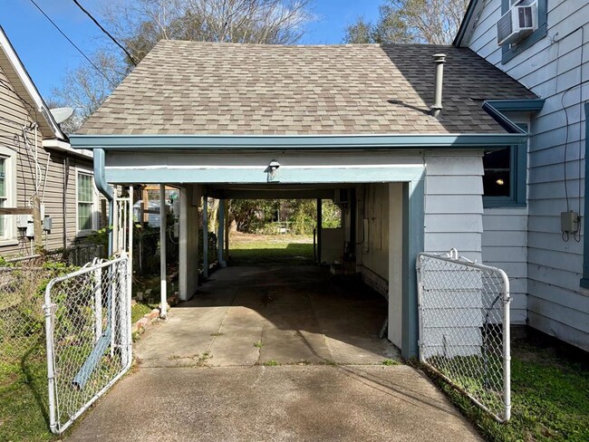 Building Photo - 1836 Rivercrest St