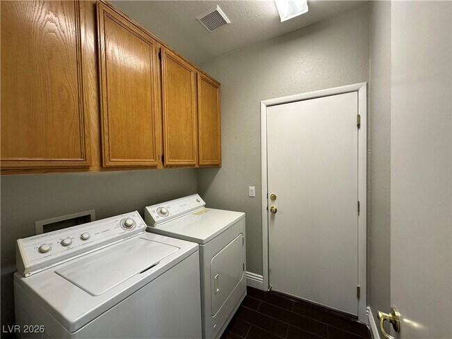 Building Photo - 5648 Deer Run Ct