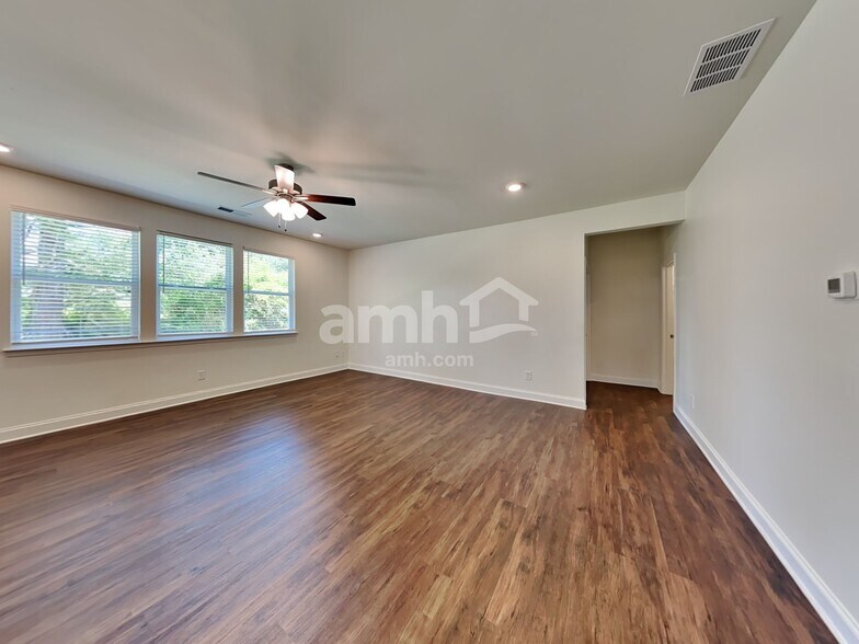 Building Photo - 2092 Windsor Park Ave