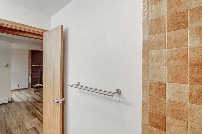 Building Photo - Wilderness One Bedroom Available 7/7!  Close to hiking trails and great amenities.  Amazing SUN!