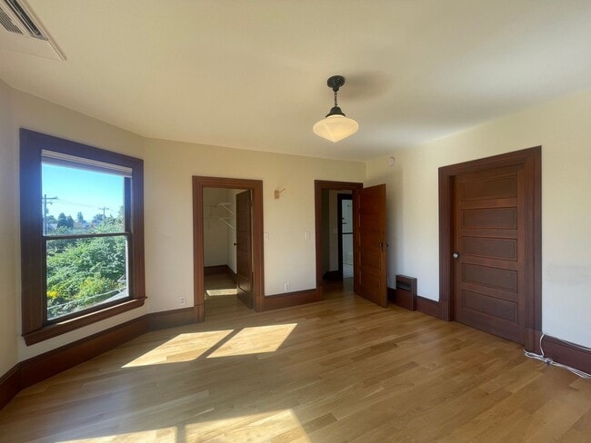 Building Photo - Charming 2 Bed / 1.5 Bath Victorian with G...