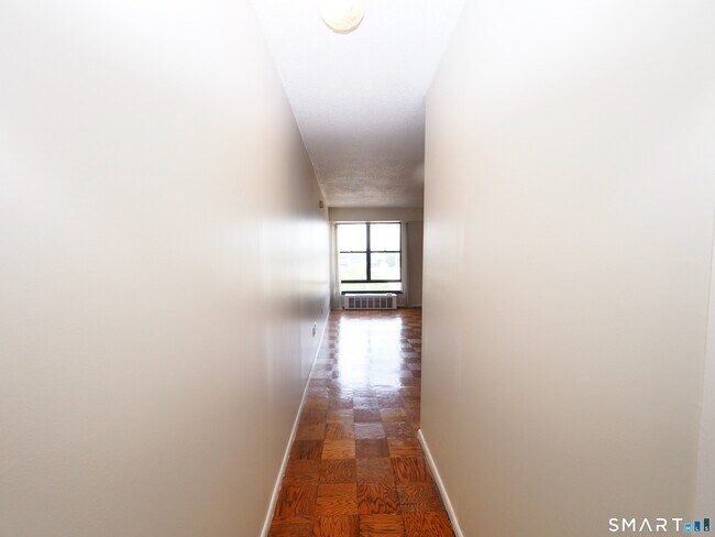 Building Photo - 44 Strawberry Hill Ave