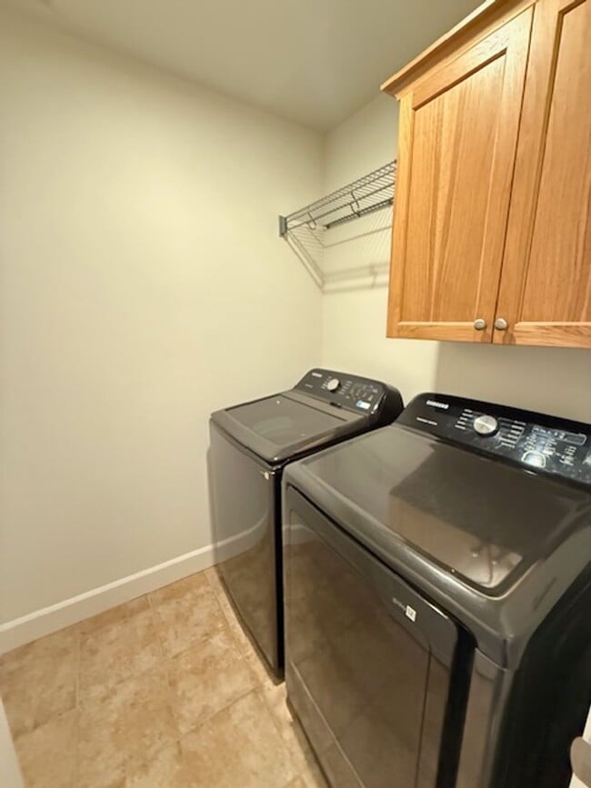 Building Photo - Beautifully renovated in NW Bend!  A/C!