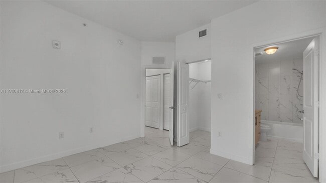 Building Photo - 2400 W 5th Way