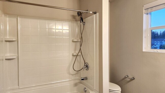 Building Photo - 3 car garage with modern amenities!