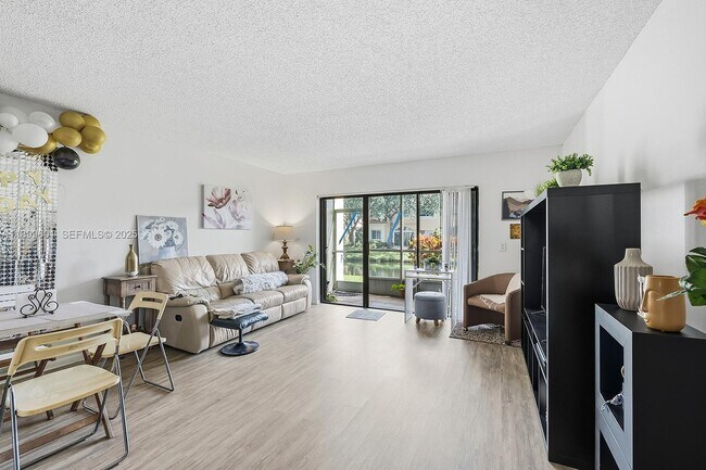 Building Photo - 428 Lakeview Dr