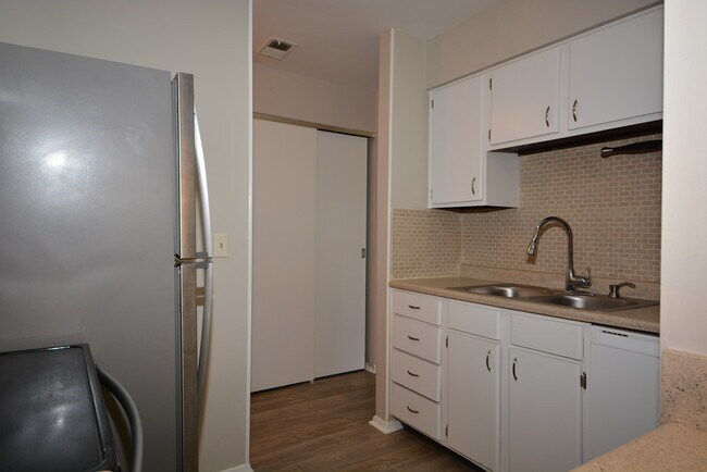 Building Photo - 4330 Villa Dr