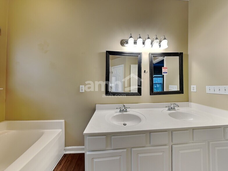 Building Photo - 9 Avenel Ct