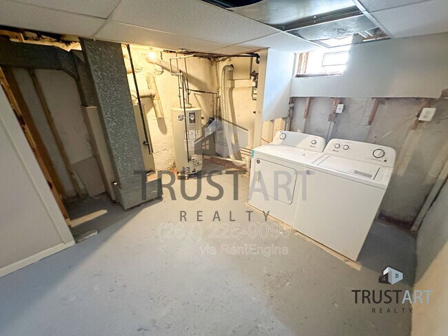 Building Photo - 1841 E Clementine St