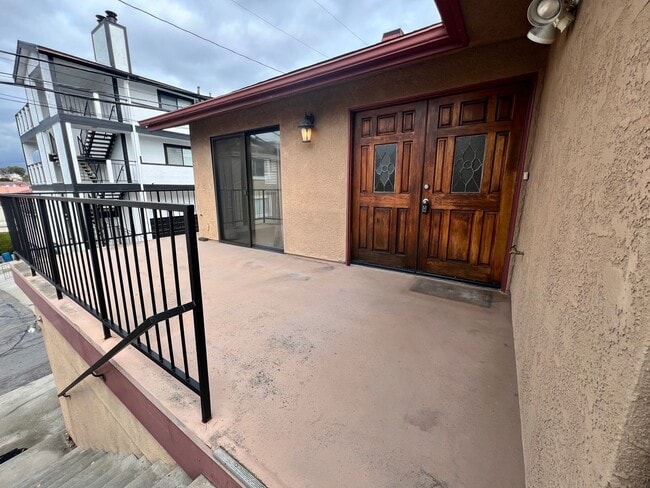 Building Photo - Grand Ave Barakat