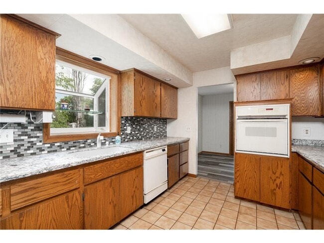 Building Photo - 3620 Saratoga Ln N