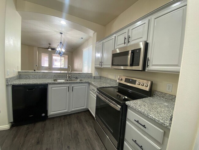 Building Photo - REMODELED TOWNHOME AVAILABLE FOR RENT
