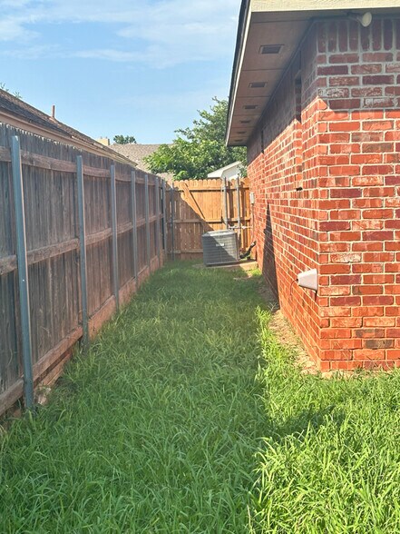 Building Photo - 2614 Silvertree Dr