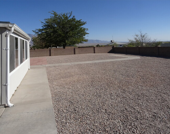 Building Photo - Lovely Rivers Edge Single Story w/ Sunroom