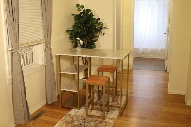 Building Photo - 1600-1602-1602 N Jackson St