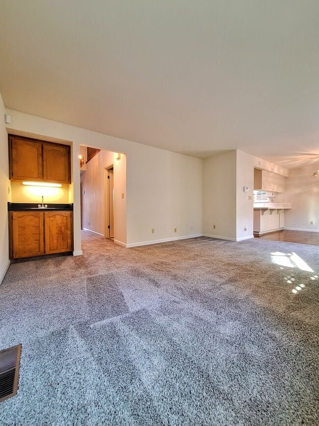 Building Photo - Beautiful Townhouse w/Laundry, Yard, Accepting Cats!