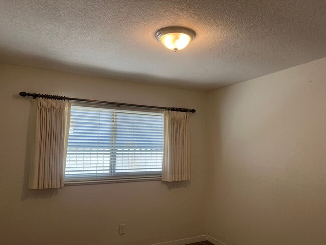 Building Photo - 142 Hillview Dr