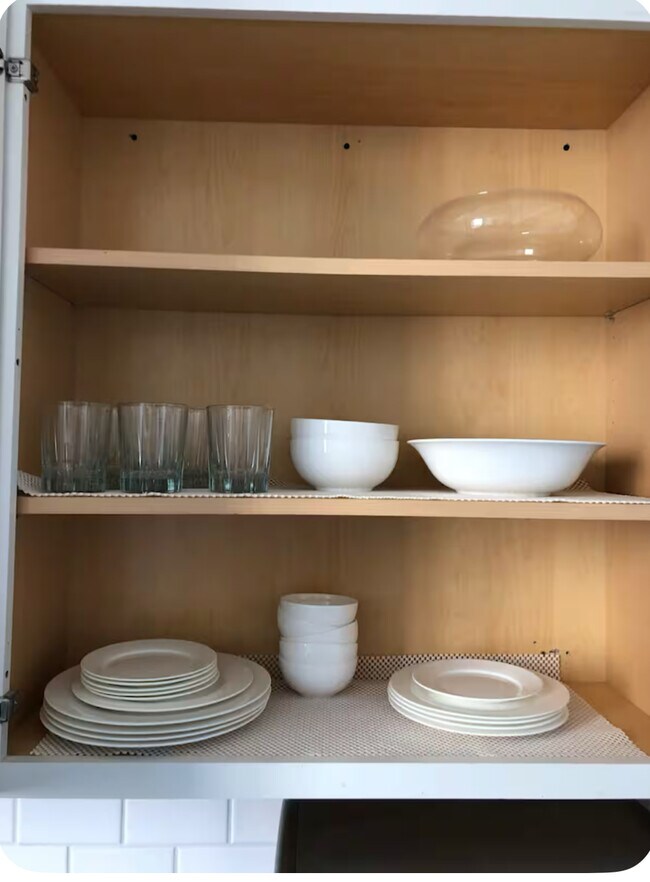 Building Photo - 2500 Kalakaua Ave