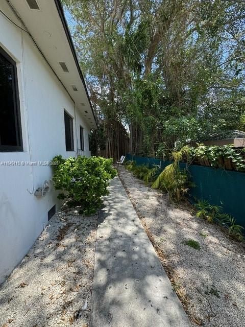 Building Photo - 560 NE 69th St