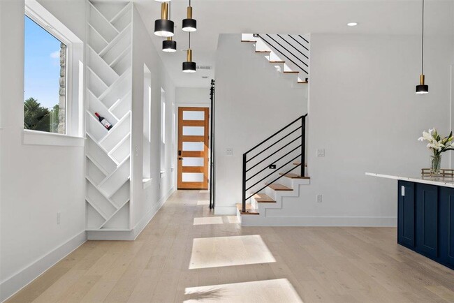 Building Photo - 501 Burton St E