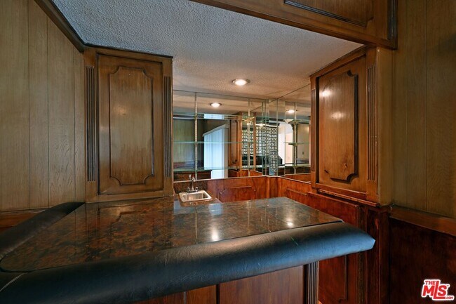 Building Photo - 1128 Rexford Dr