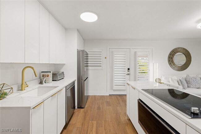 Building Photo - 175 5th Ave S