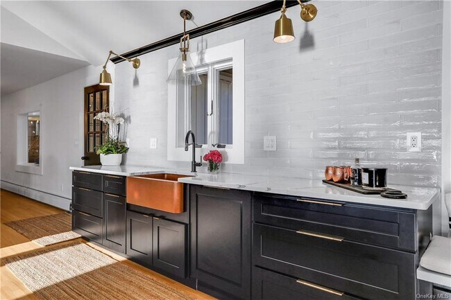 Building Photo - 381 Lakeside Rd