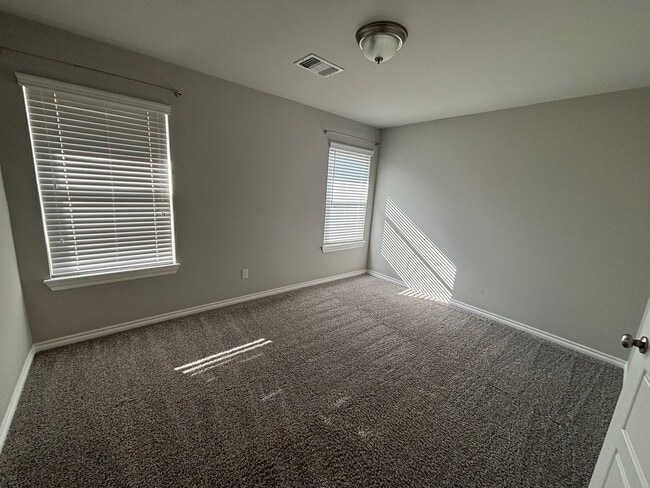 Building Photo - 520 Sperry Dr