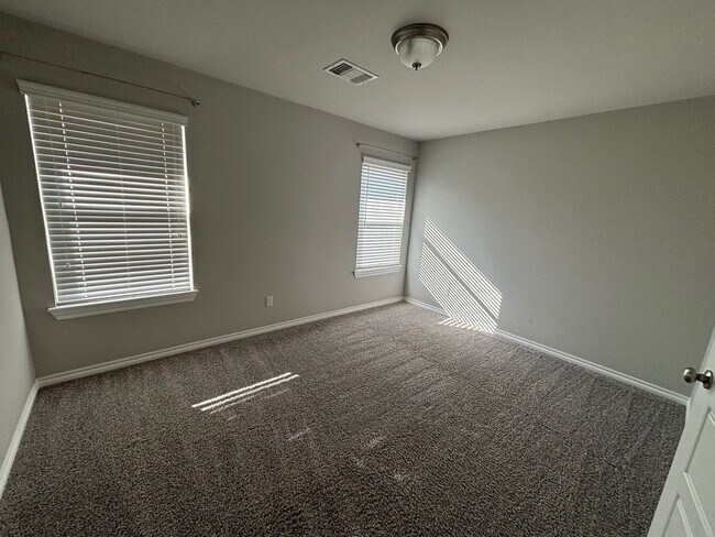 Building Photo - FIRST MONTH FREE! Great Location!