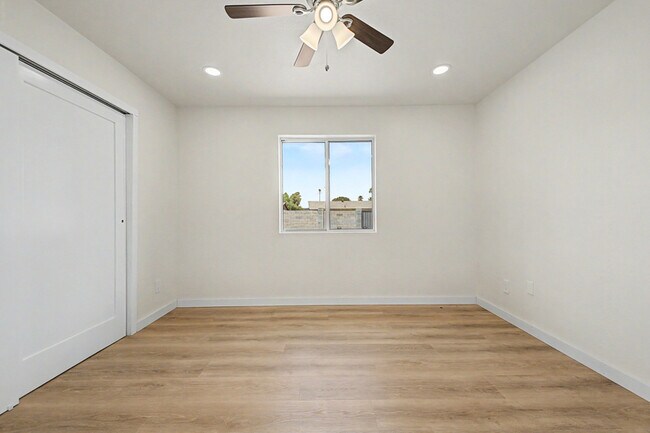 Building Photo - 3430 E Poinsettia Dr
