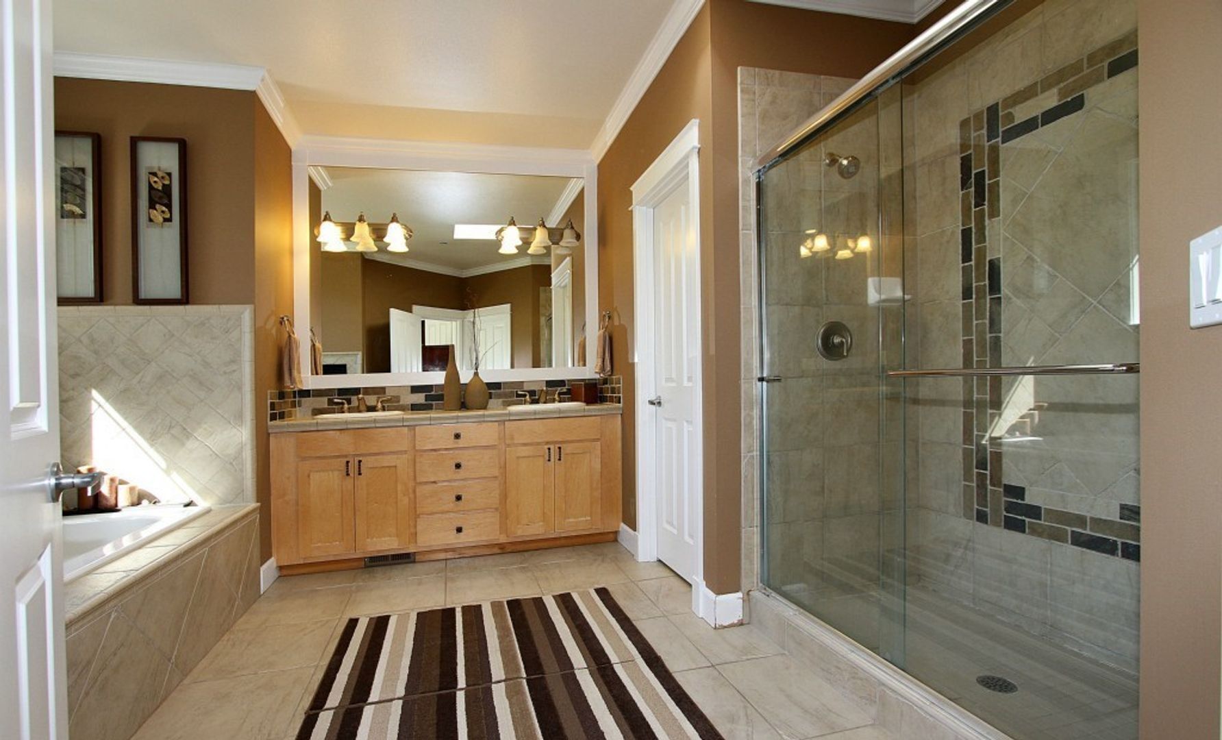 Building Photo - Live the Dream in Kirkland! Luxurious Home For Rent