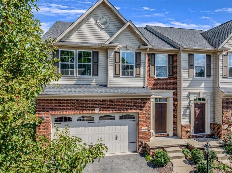 Building Photo - 8059 Hinsdale Ln