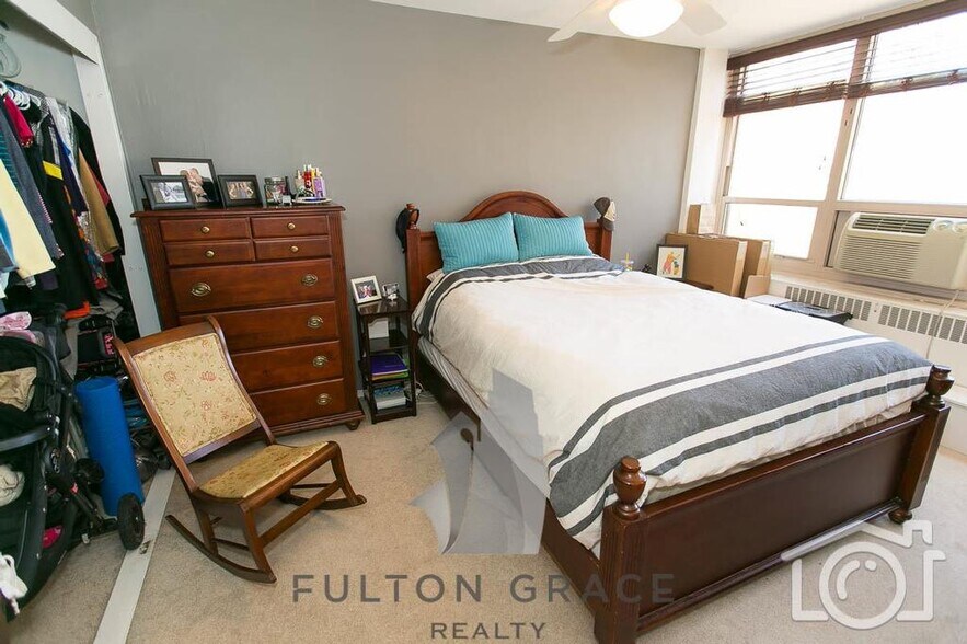 Building Photo - 3950 N Lake Shore Dr