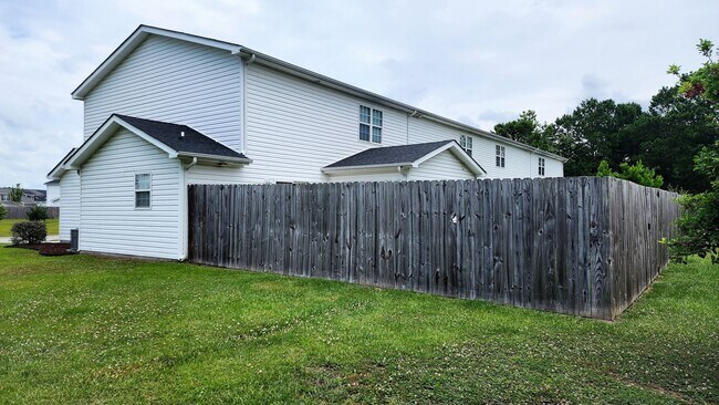 Building Photo - Beautiful 3 bed 2 1/2 bath townhome in a g...
