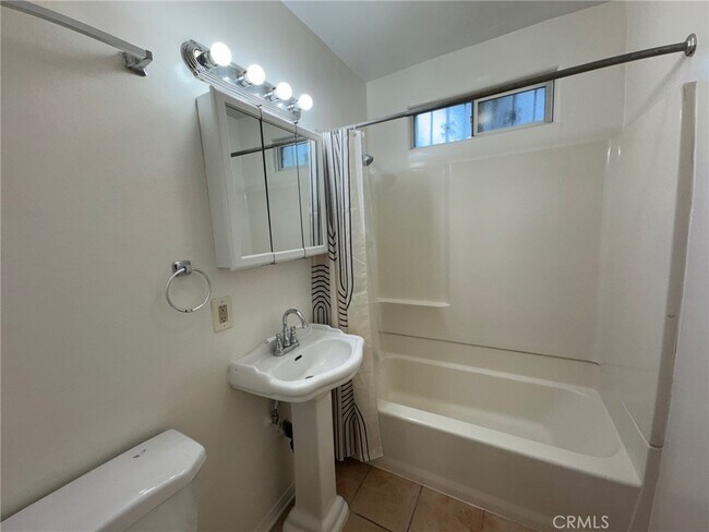 Building Photo - 1372 W 36th St