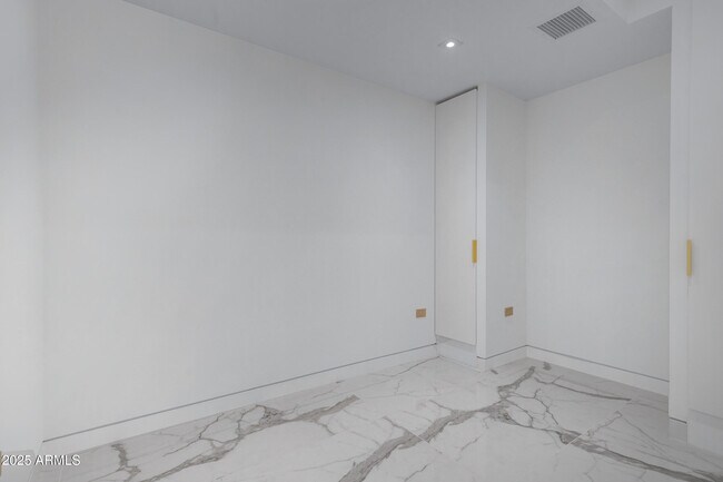 Building Photo - 7167 E Rancho Vista Dr